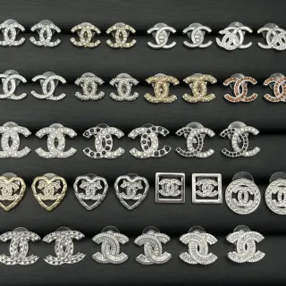 Chanel CC Logo क्रिस्टल और एनामेल कर्णफूल