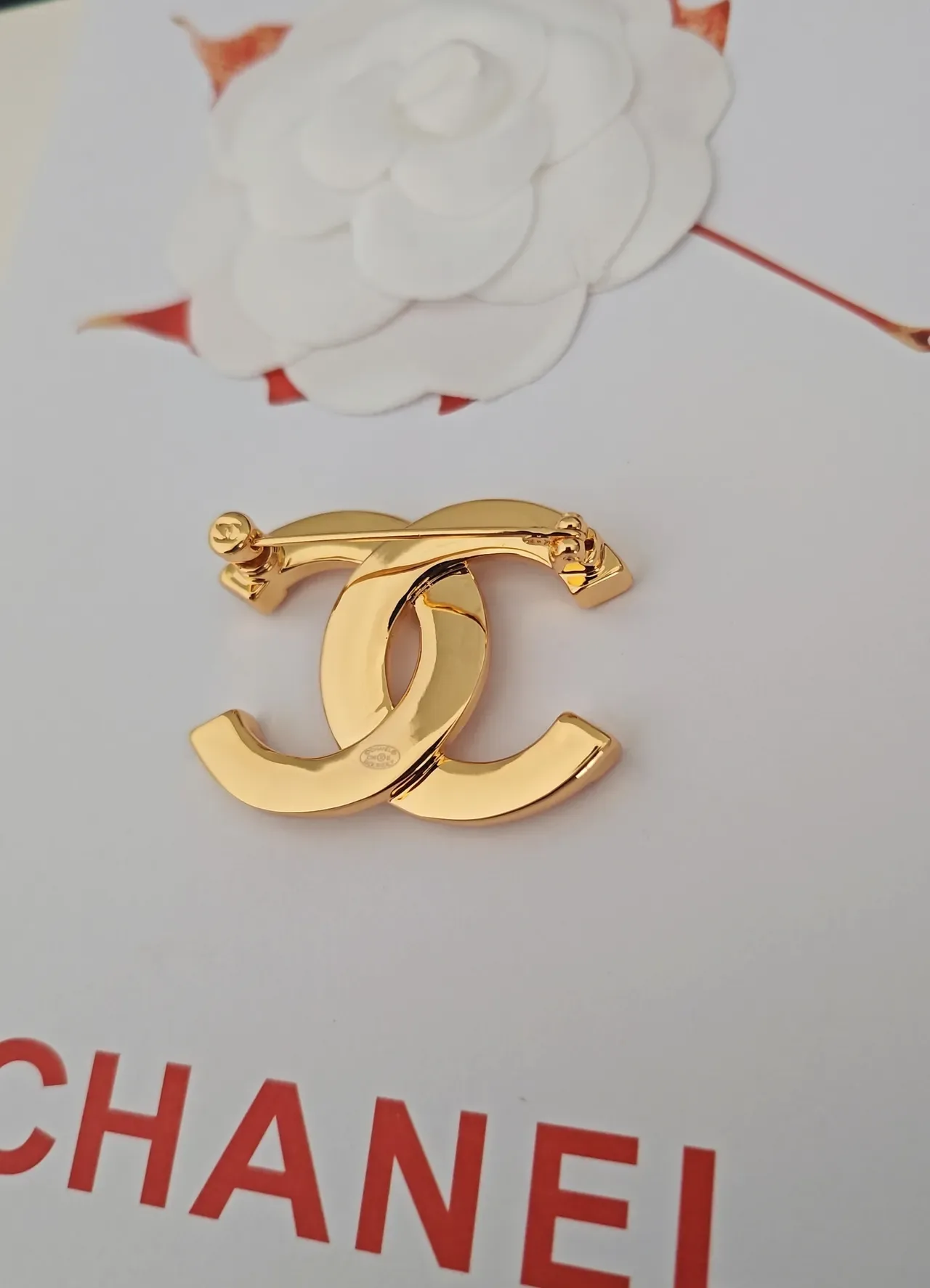Chanel CC Logo Broche Dourado Rebitado 2