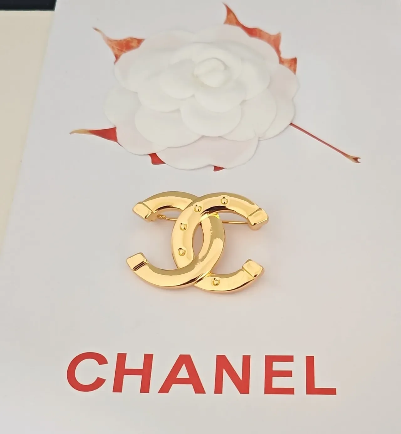 Chanel CC Logo Broche Dourado Rebitado 3