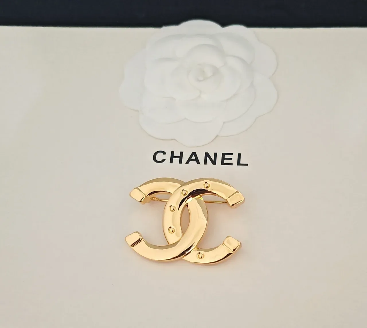 Chanel CC Logo Broche Dourado Rebitado 4