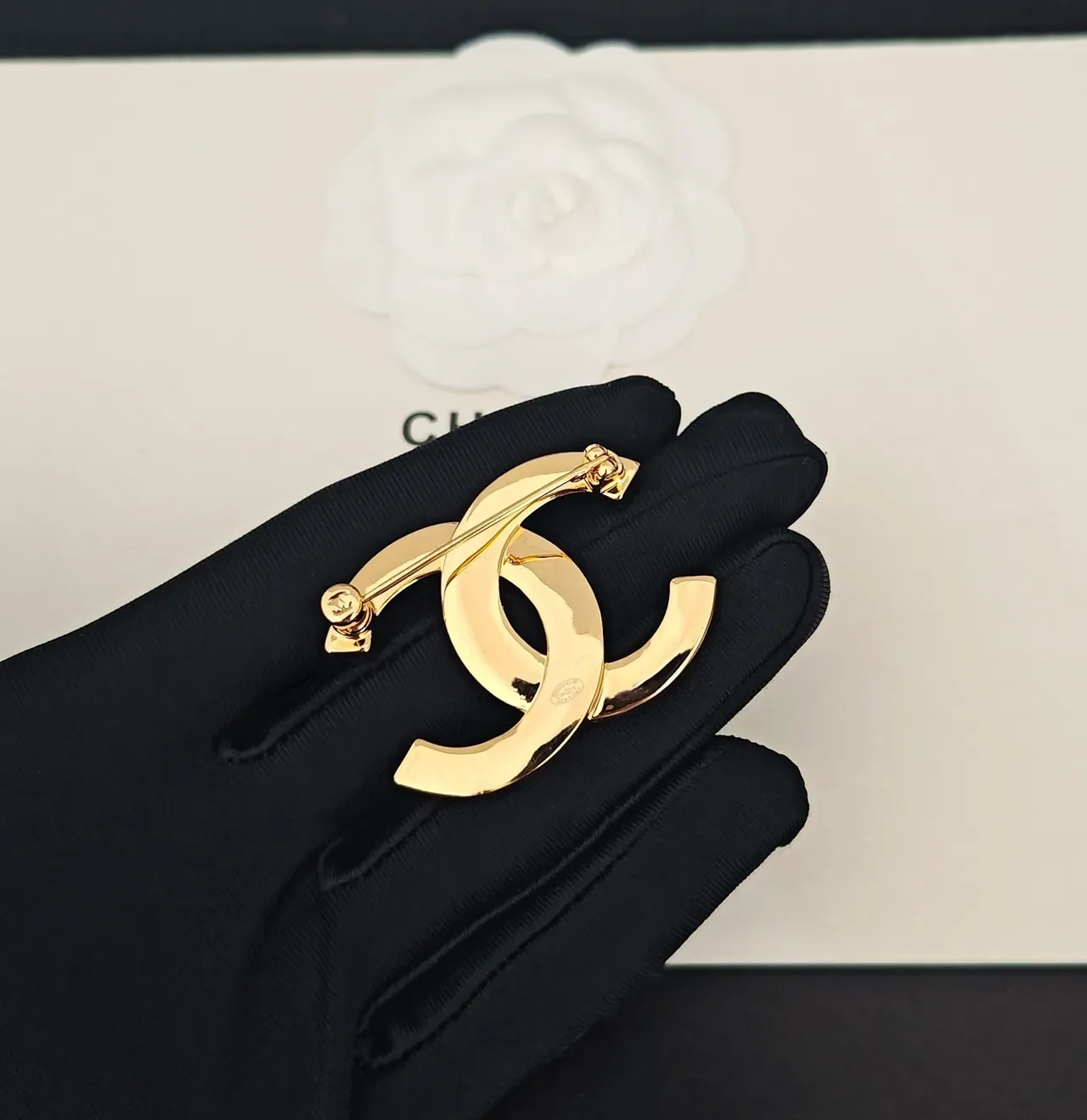 Chanel CC Logo Broche Dourado Rebitado 5