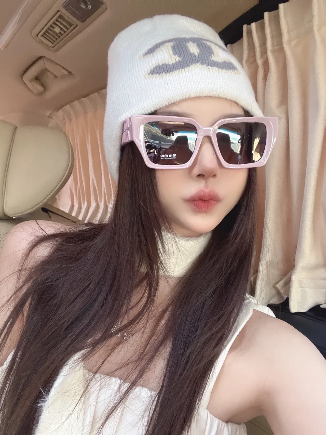 Chanel CC Logo Knitted White Beanie 2