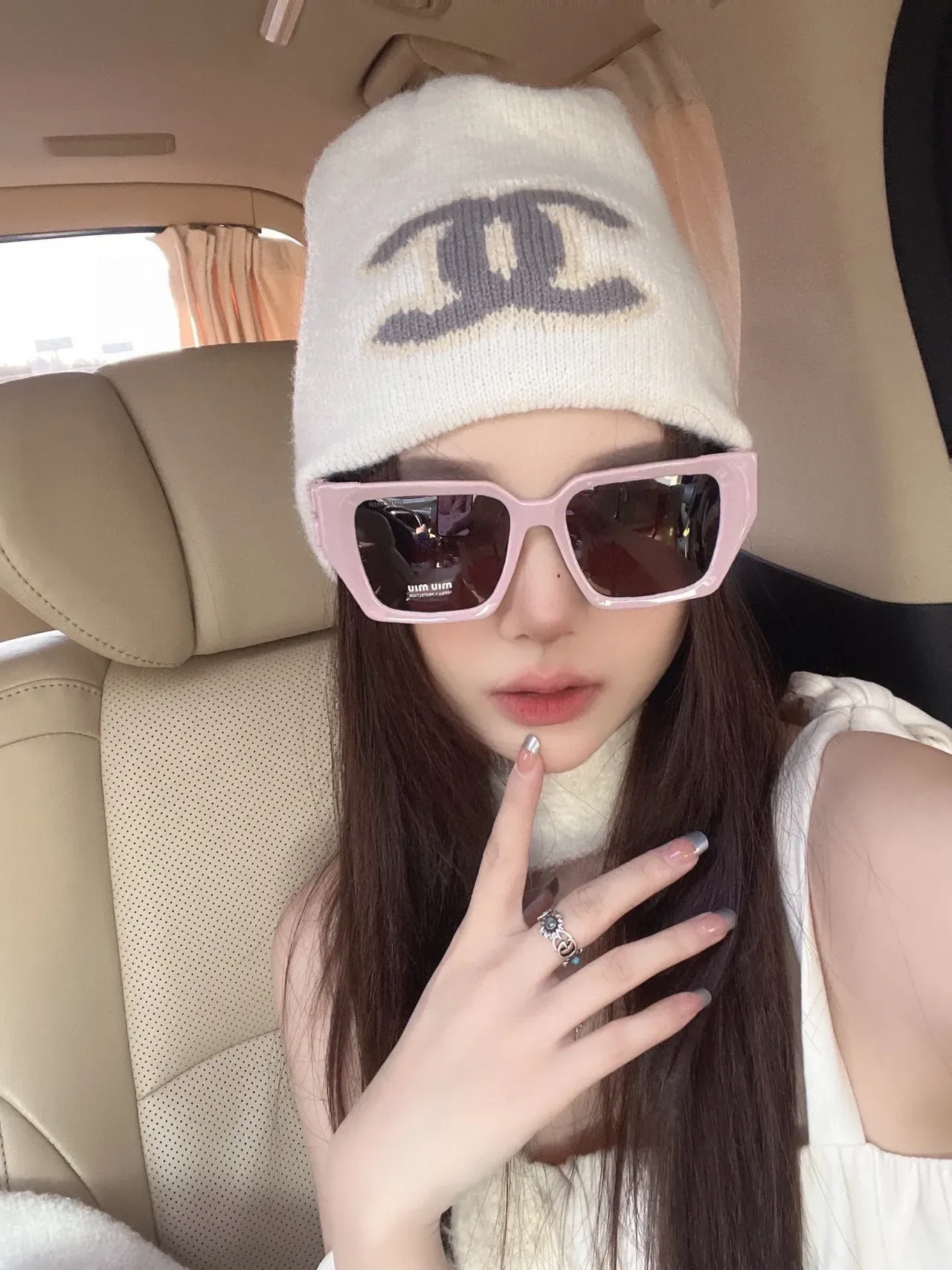 Chanel CC Logo Knitted White Beanie 9