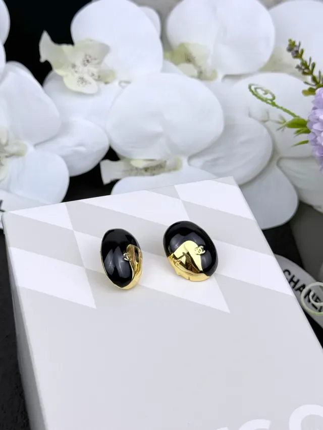Boucles d'oreilles Chanel CC Logo Oval Noir et Or Émaillé 2