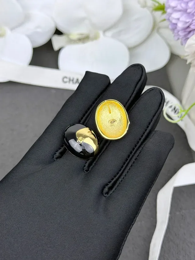 Boucles d'oreilles Chanel CC Logo Oval Noir et Or Émaillé 3