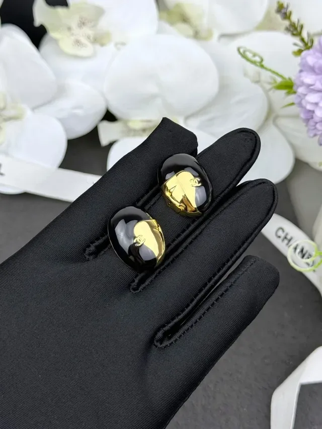 Boucles d'oreilles Chanel CC Logo Oval Noir et Or Émaillé 4