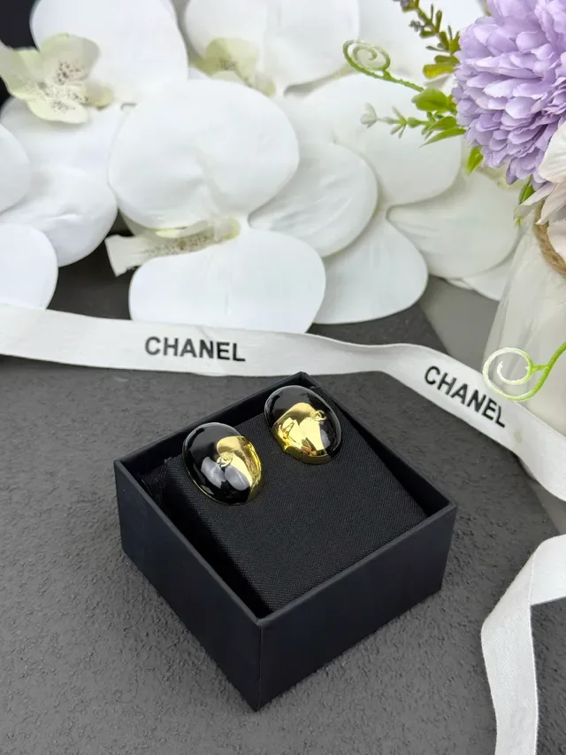 Boucles d'oreilles Chanel CC Logo Oval Noir et Or Émaillé 5