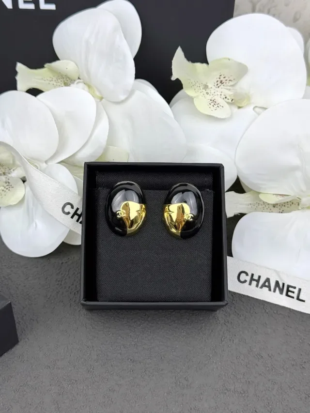 Boucles d'oreilles Chanel CC Logo Oval Noir et Or Émaillé 6