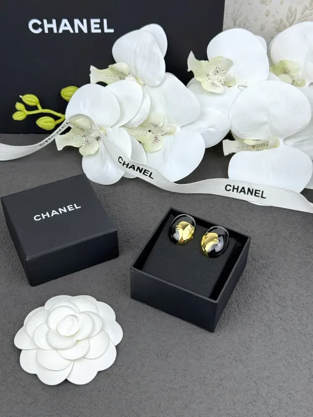 Boucles d'oreilles Chanel CC Logo Oval Noir et Or Émaillé 7