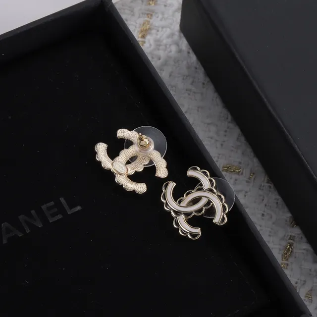 Chanel CC Logo Stud White Silver Interlocking Scalloped Edge Earrings 4