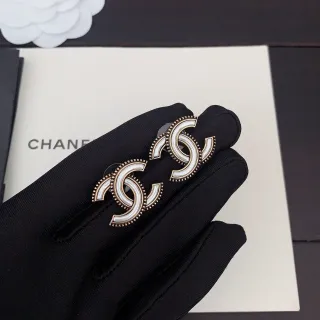 Chanel CC Logo सफेद एनामल सोने की टोन की ईयरिंग्स