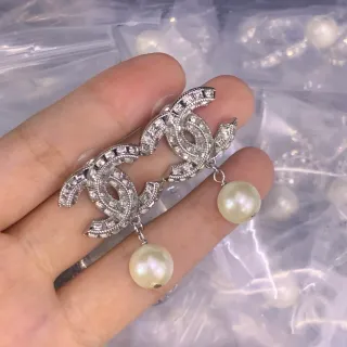 Chanel CC मोती ड्रॉप सिल्वर बेज पावे-क्रिस्टल लॉगो डैंगलिंग फ्रेशवाटर मोती ईयरिंग्स