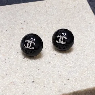 Chanel CC Stud 黑色银色 亮面树脂 水晶镶嵌 Interlocking Logo 耳钉