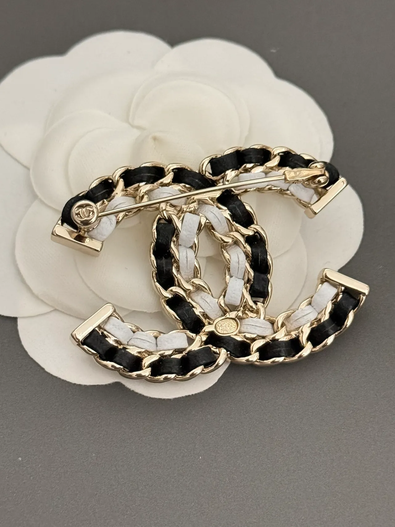 Chanel Chain-Link CC Brooch Noir Blanc Logo Ribbon Tissé Broche 2