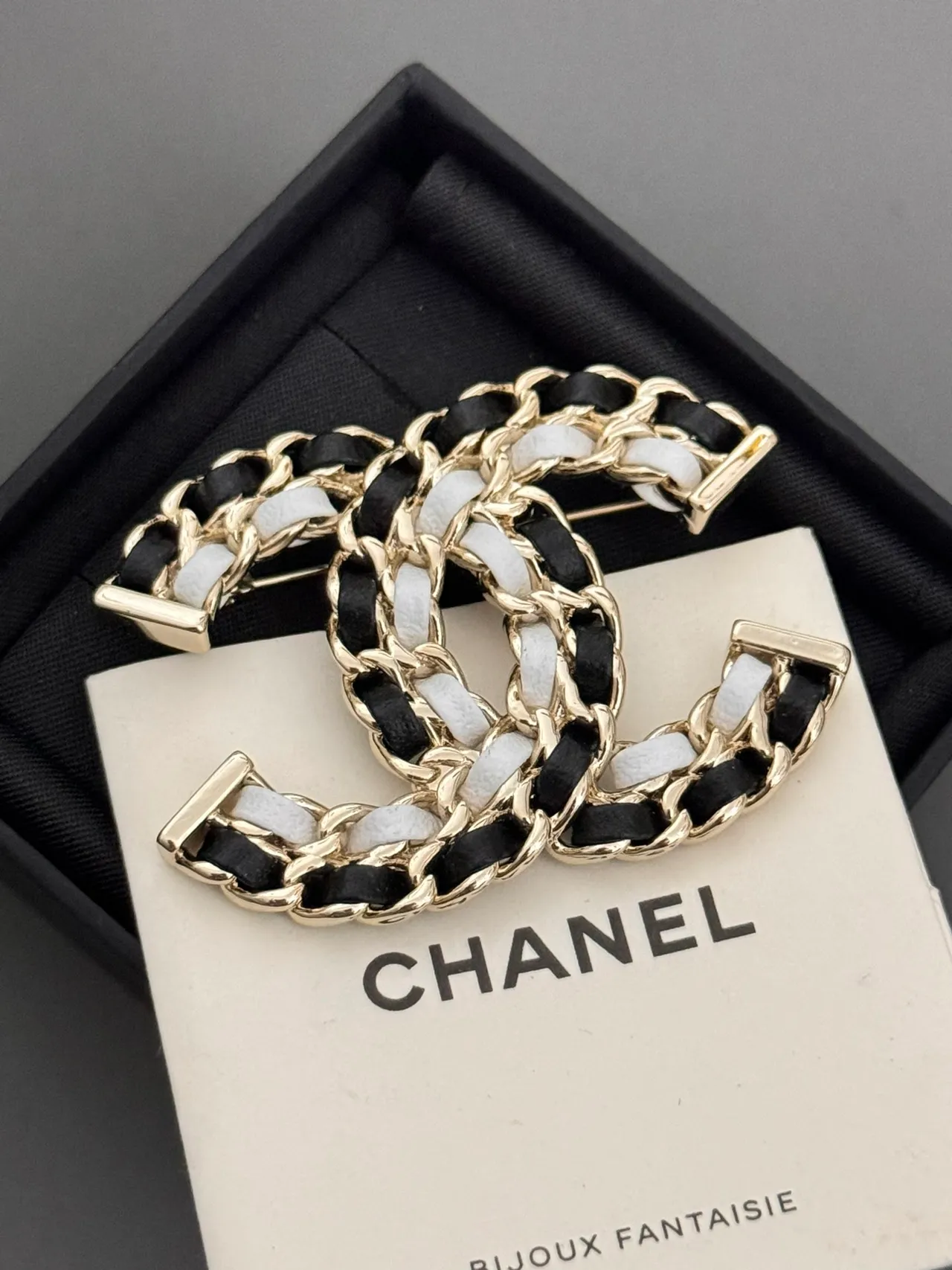 Chanel Chain-Link CC Brooch Noir Blanc Logo Ribbon Tissé Broche 3