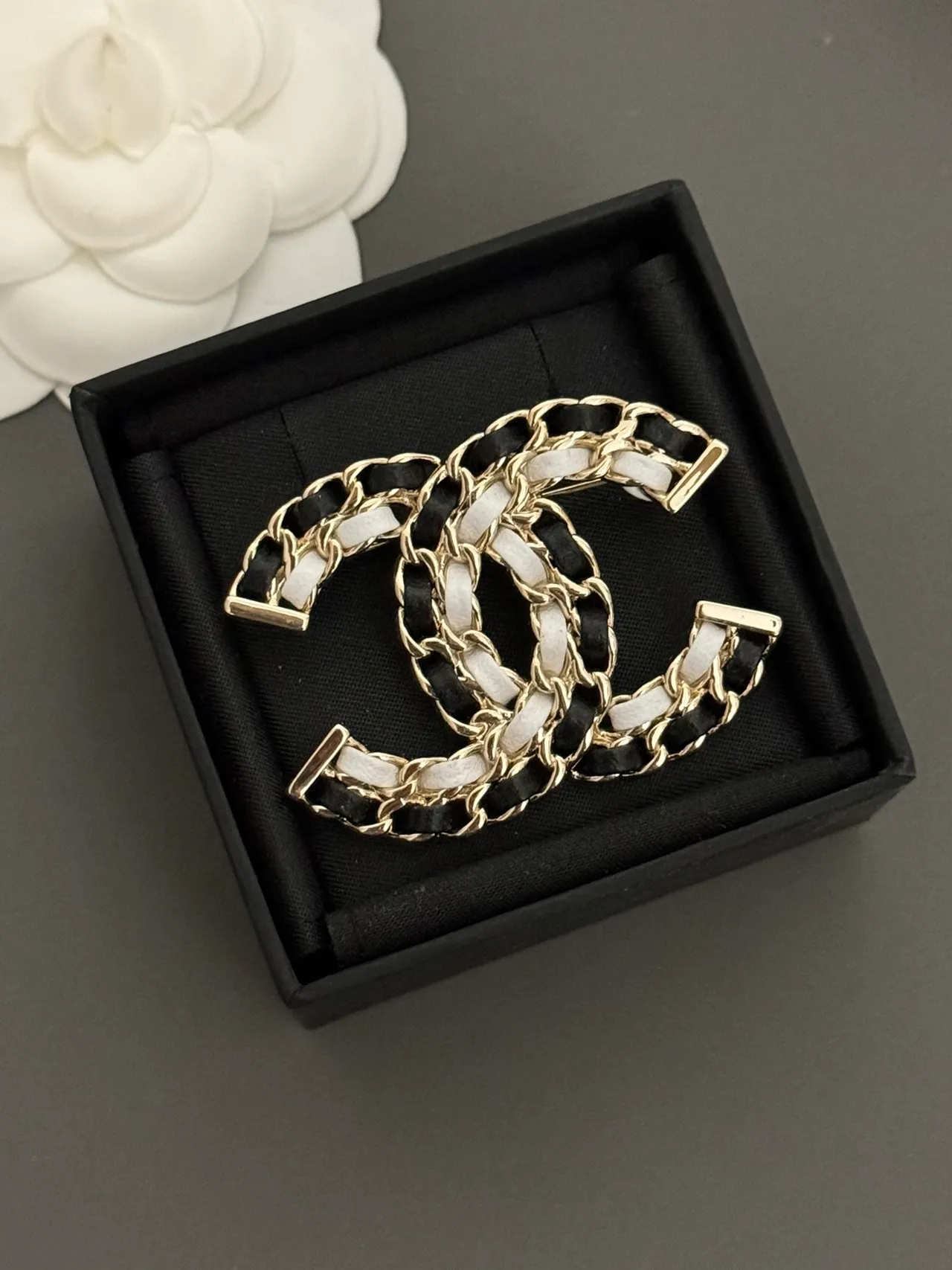 Chanel Chain-Link CC Brooch Noir Blanc Logo Ribbon Tissé Broche 4