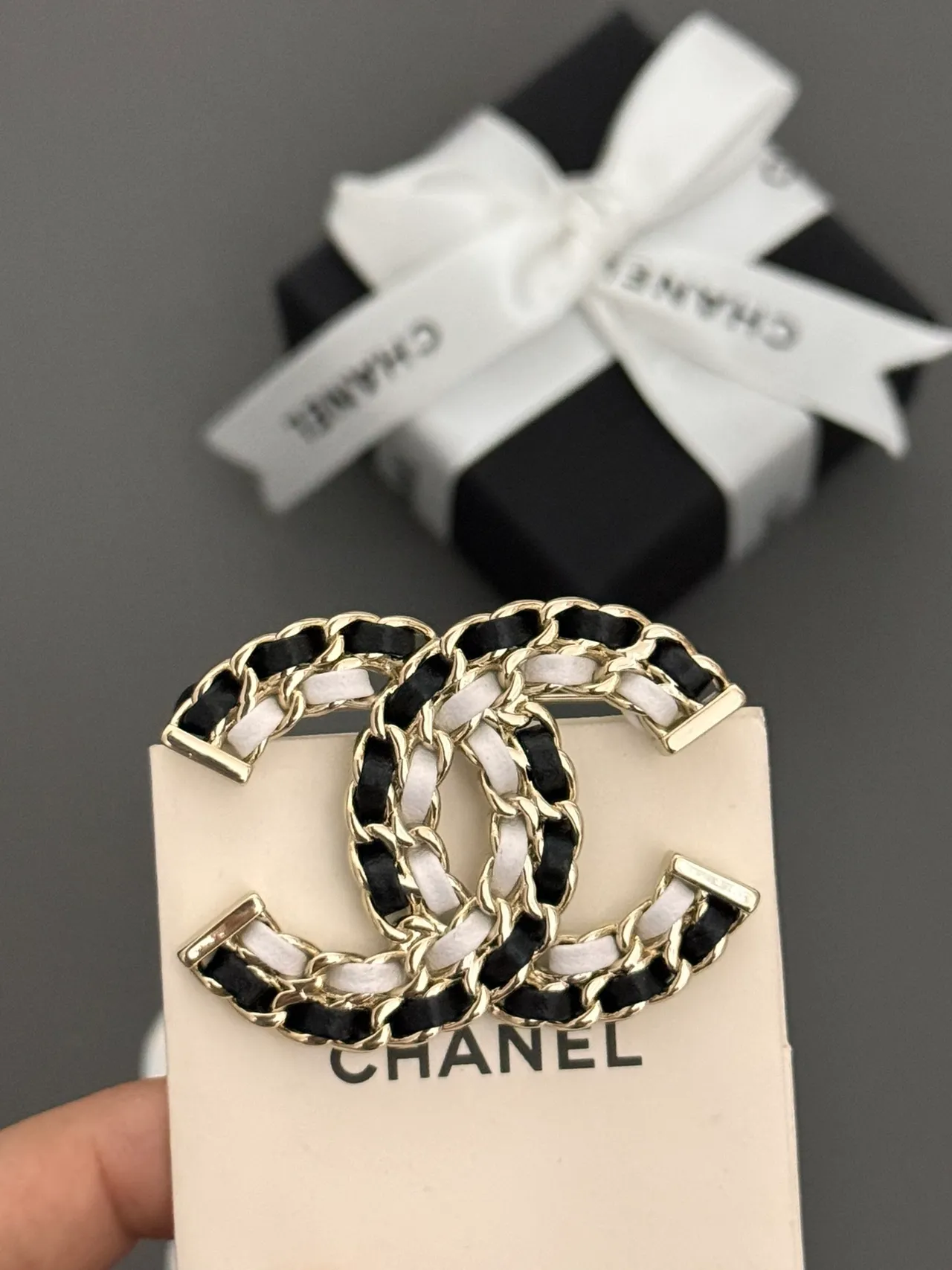 Chanel Chain-Link CC Brooch Noir Blanc Logo Ribbon Tissé Broche 5