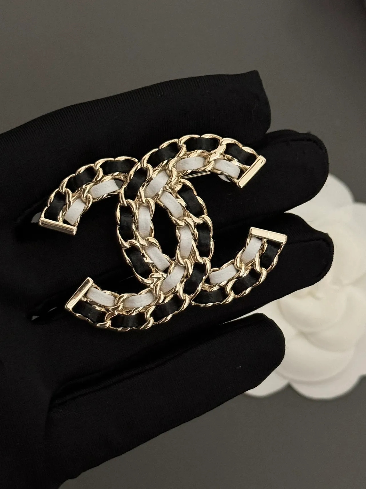 Chanel Chain-Link CC Brooch Noir Blanc Logo Ribbon Tissé Broche 6