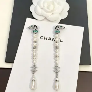 Chanel 狗图案珍珠和水晶耳环