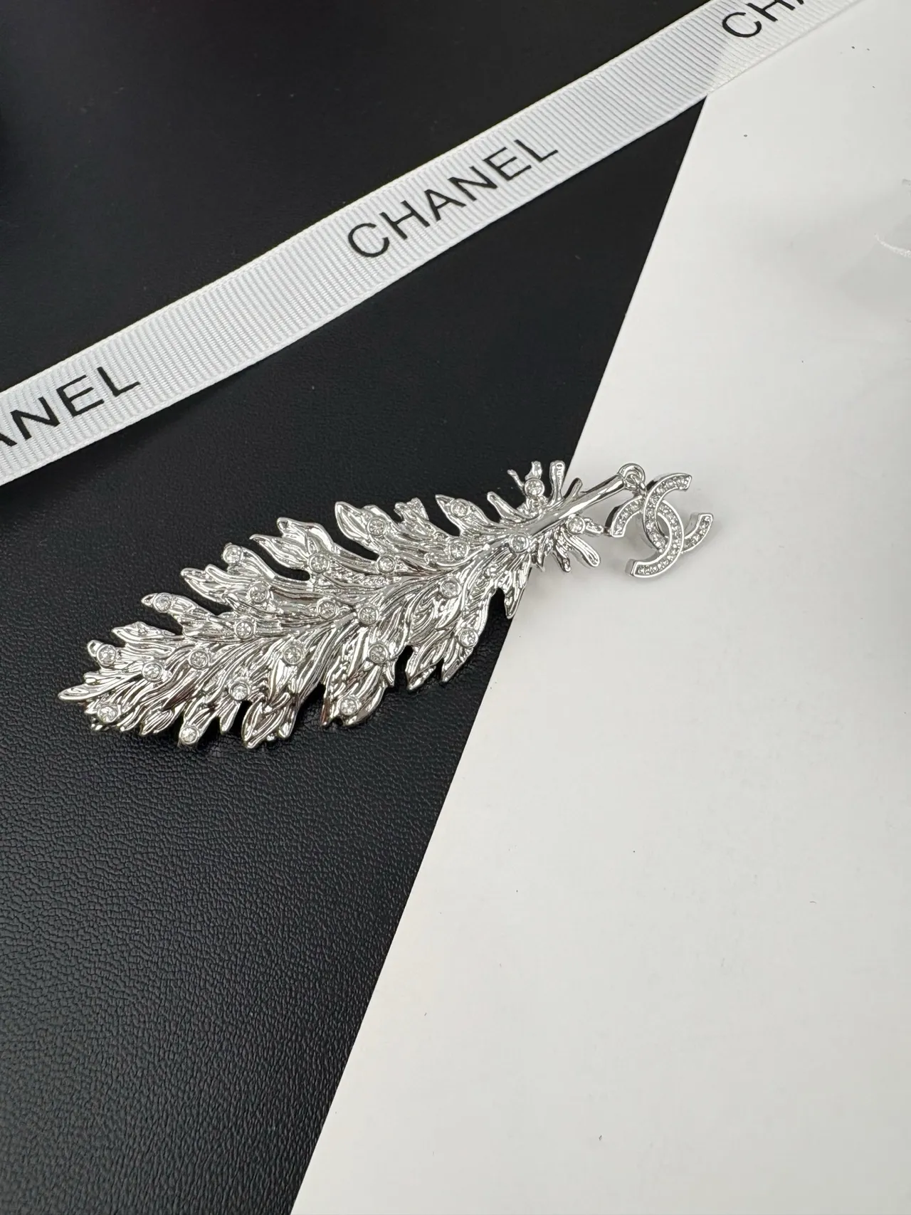 Chanel ريشة دبوس لون فضي Pavé بلور دبوس 2