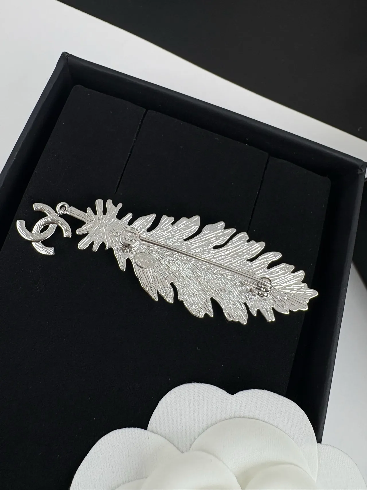 Chanel ريشة دبوس لون فضي Pavé بلور دبوس 3