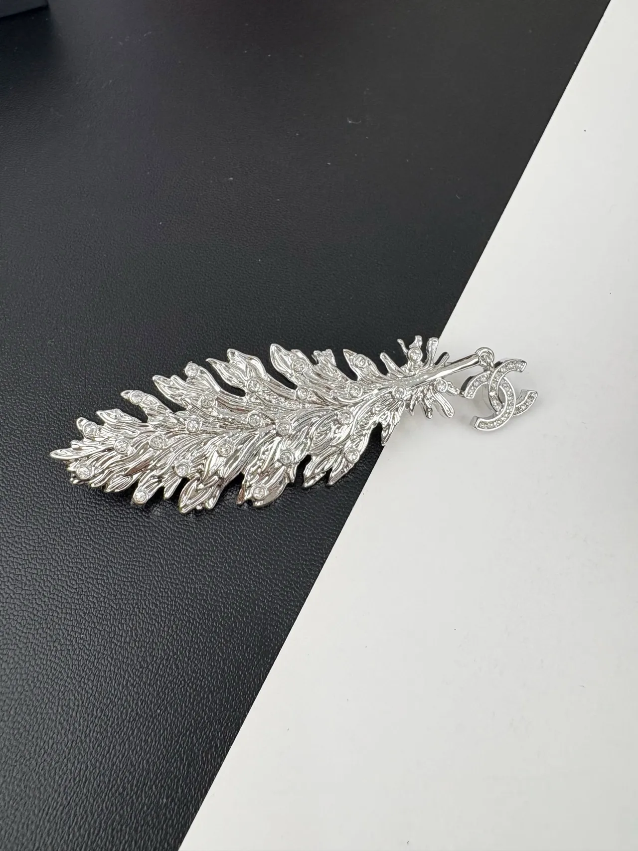 Chanel ريشة دبوس لون فضي Pavé بلور دبوس 4