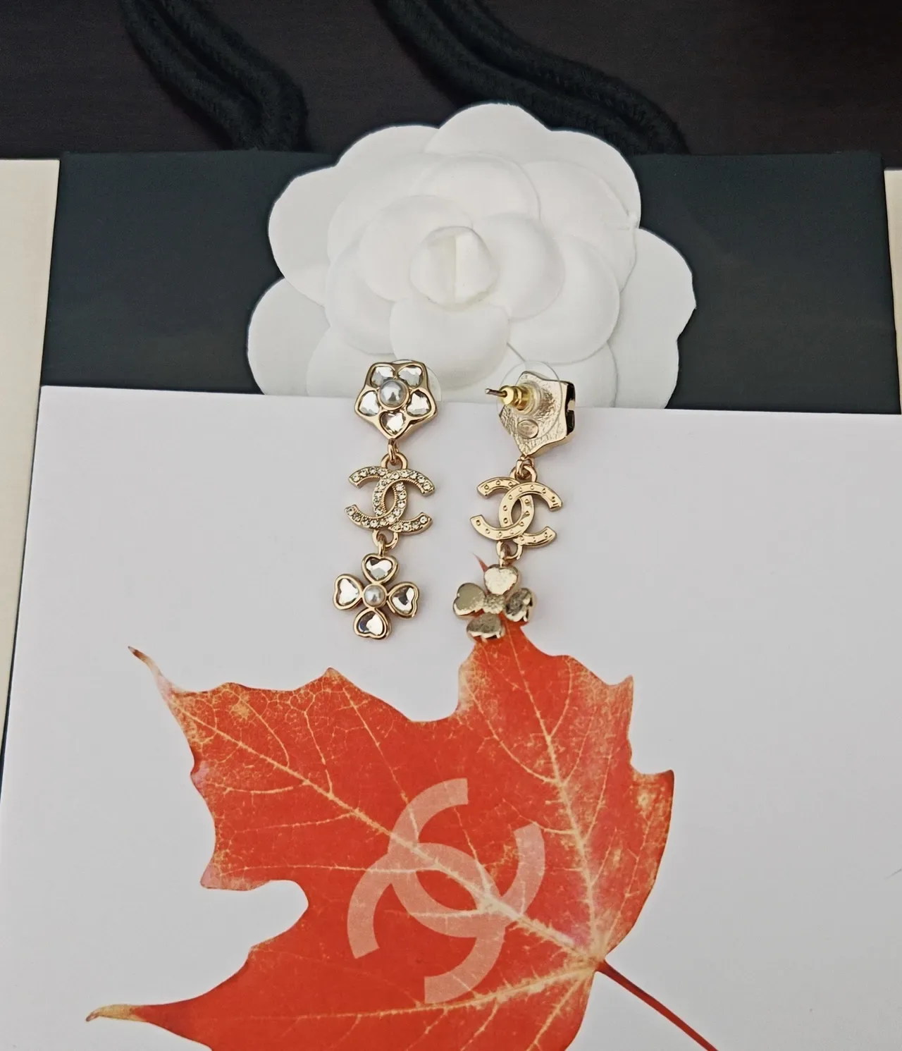 Chanel Aretes Colgantes Floral CC con Perlas y Cristales 2