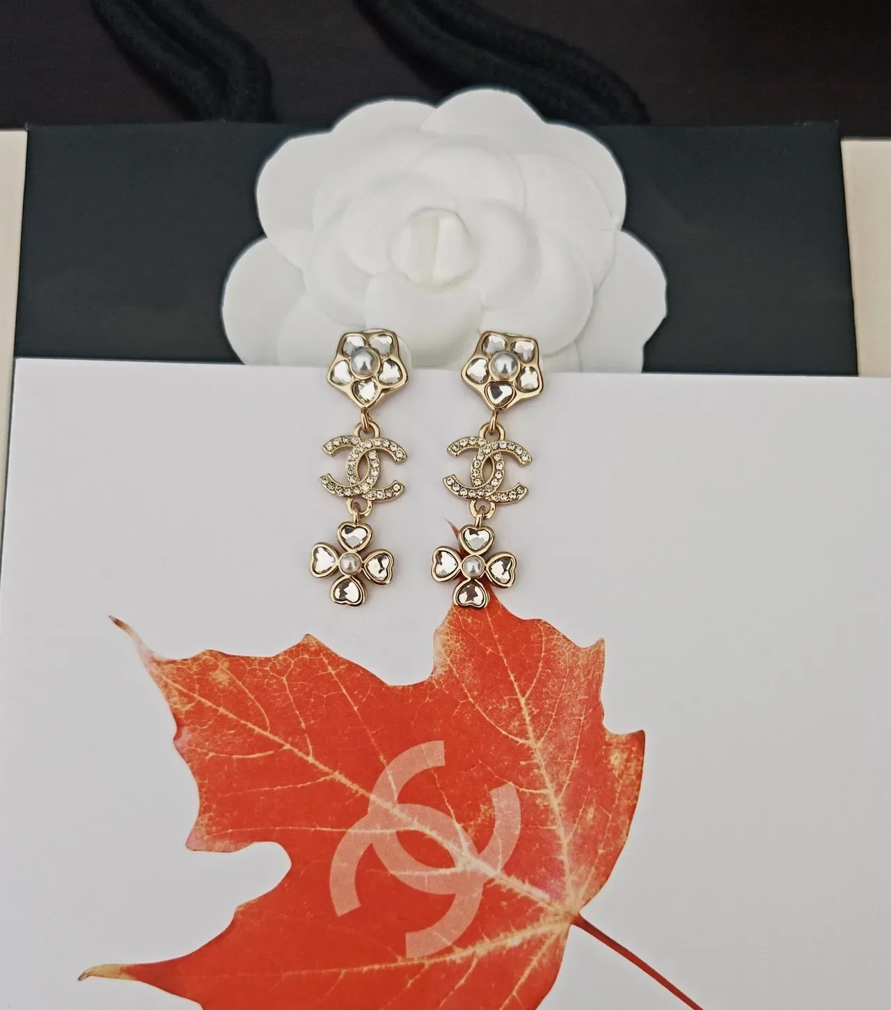 Chanel Aretes Colgantes Floral CC con Perlas y Cristales 3