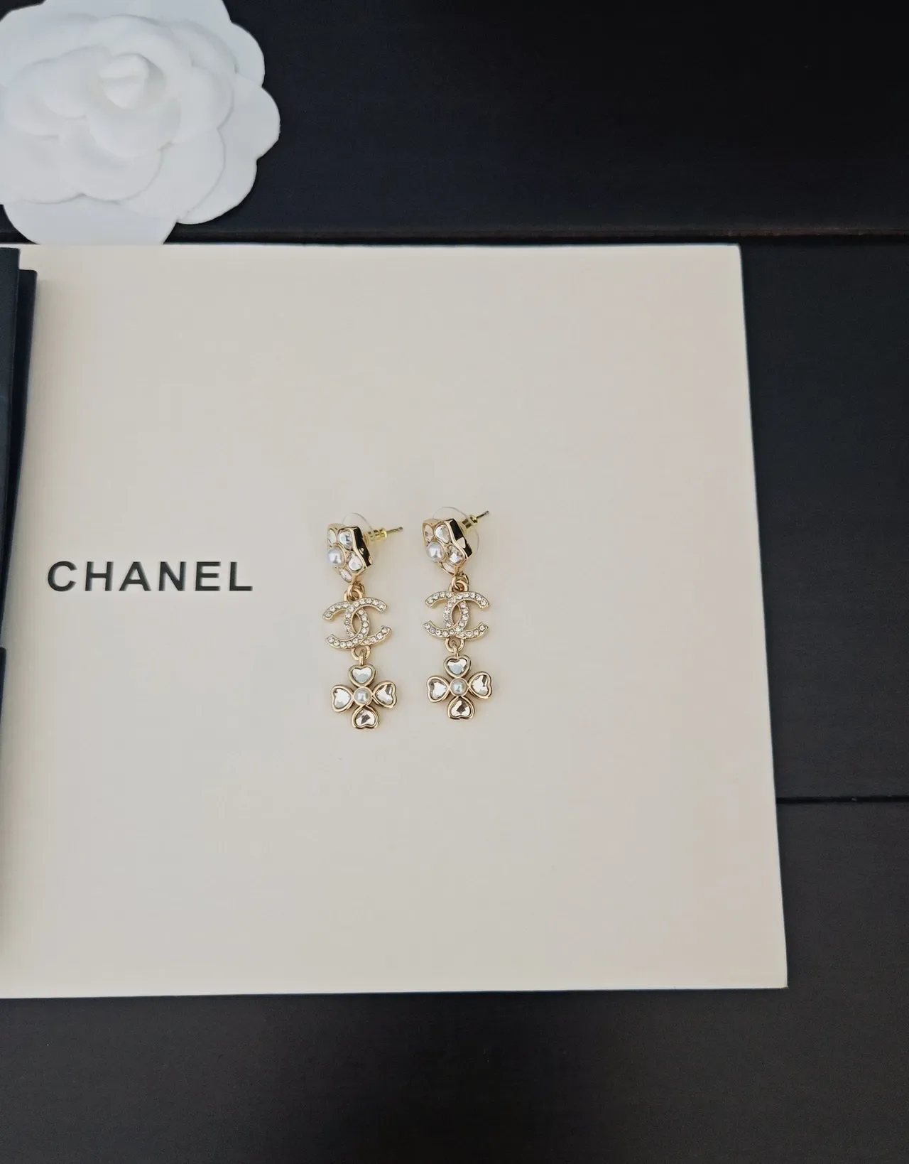Chanel Aretes Colgantes Floral CC con Perlas y Cristales 4