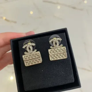 Chanel গোল্ড সিলভার কোয়িল্টেড ম্যাটেলাসে CC লোগো পাভ ইয়ারিংস