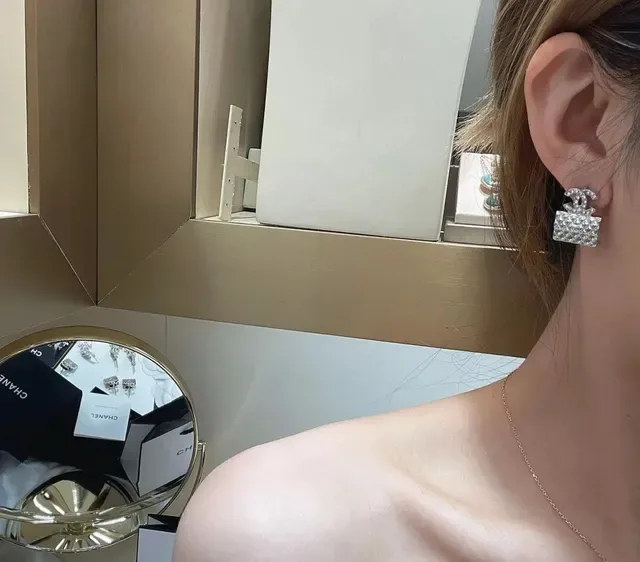 Chanel Aretes Oro Plata Matelassé CC Logo Pavé 2