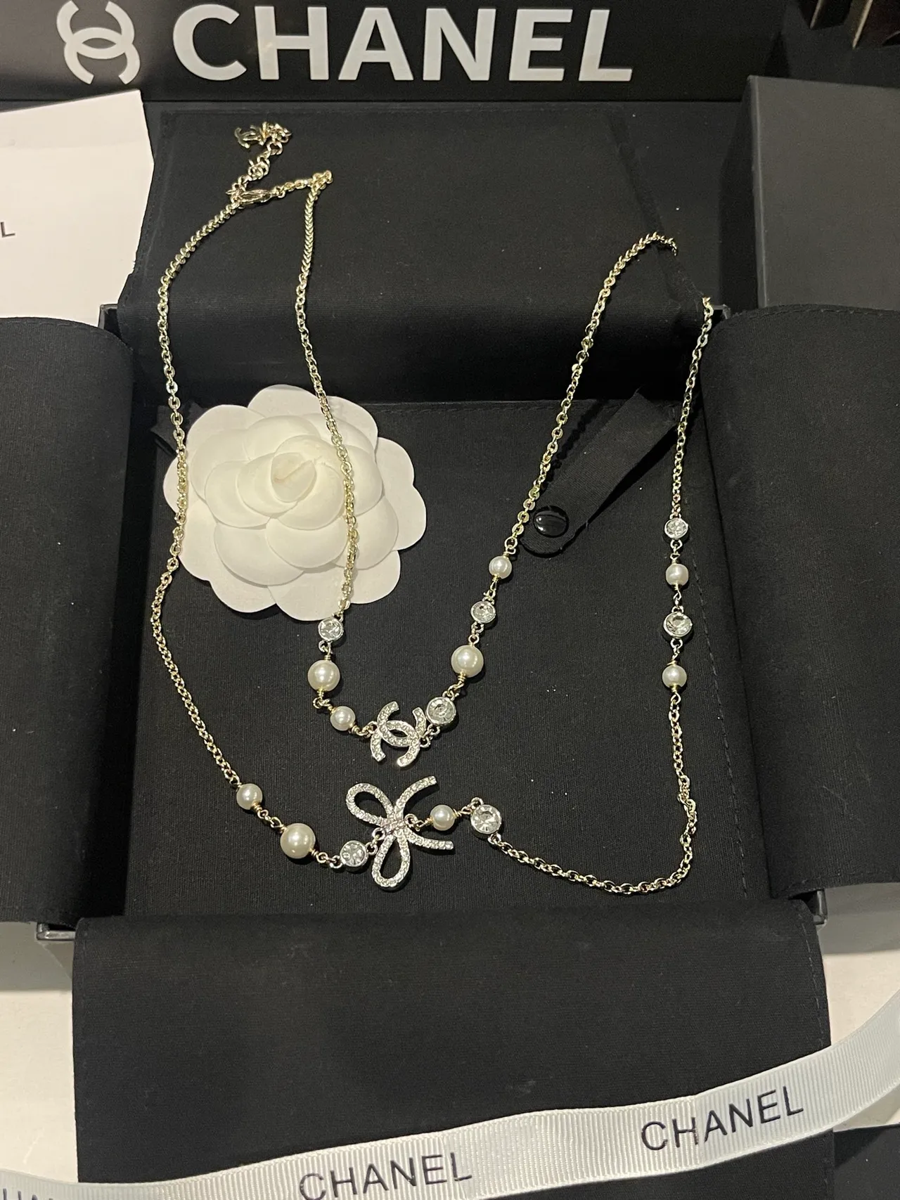 Chanel Colar dourado branco em camadas de pérolas e cristais 2