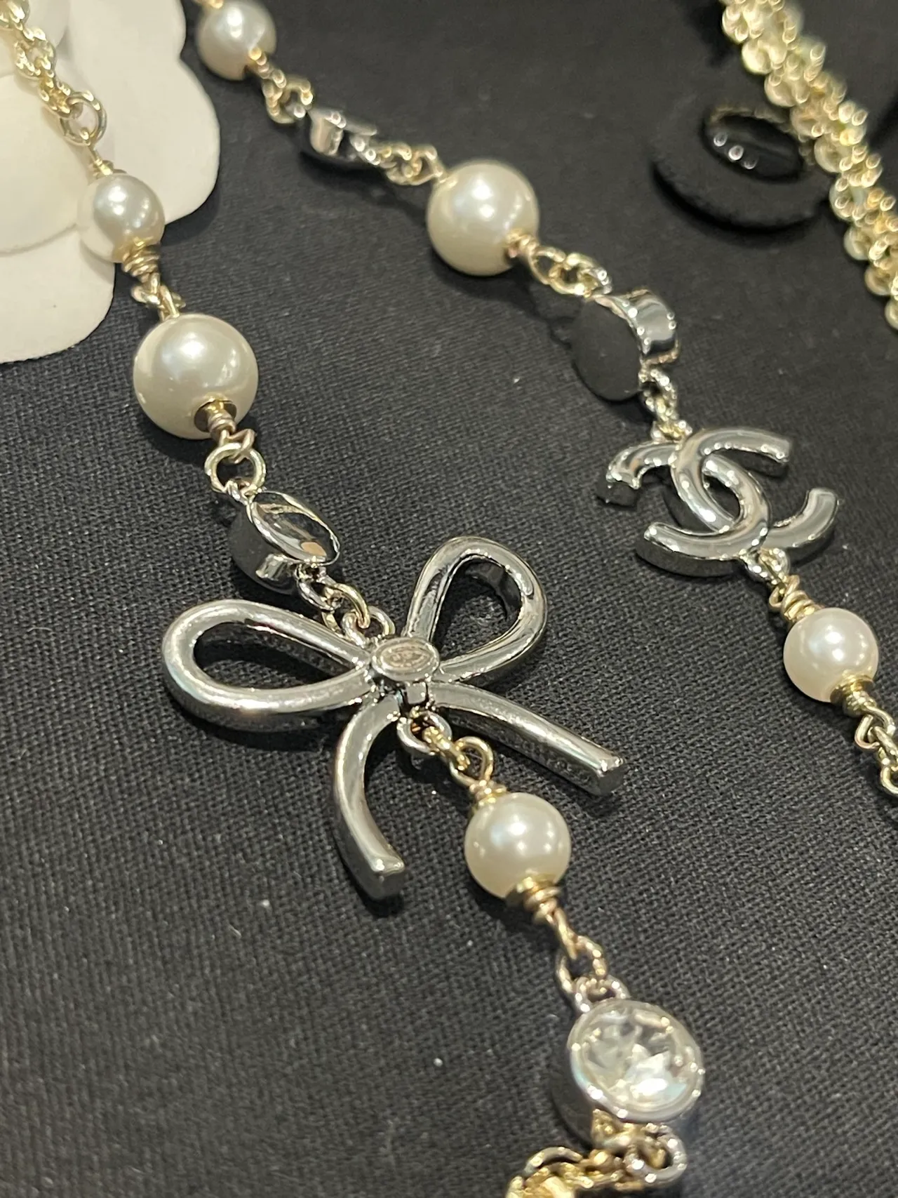 Chanel Colar dourado branco em camadas de pérolas e cristais 3