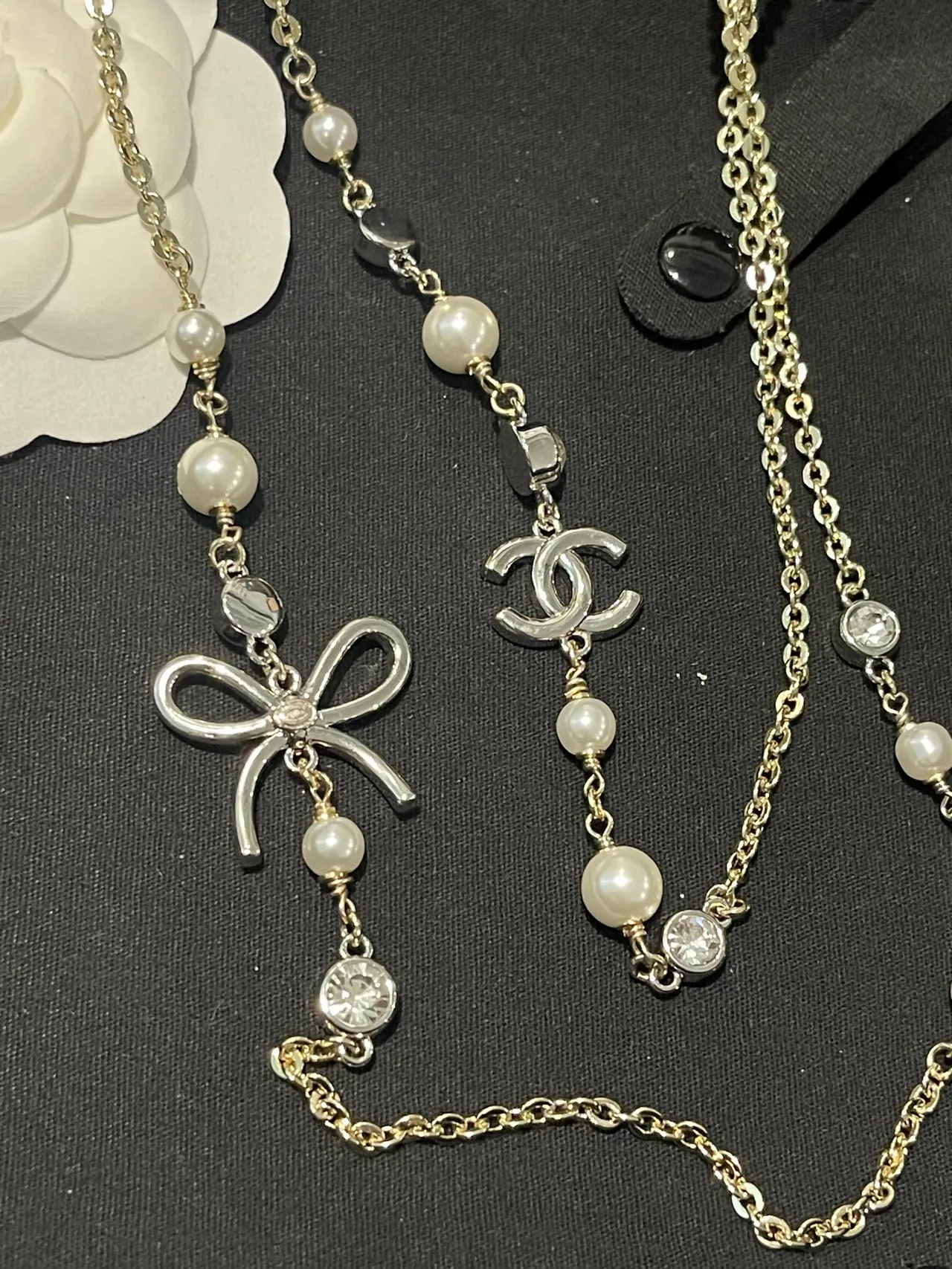 Chanel Colar dourado branco em camadas de pérolas e cristais 4