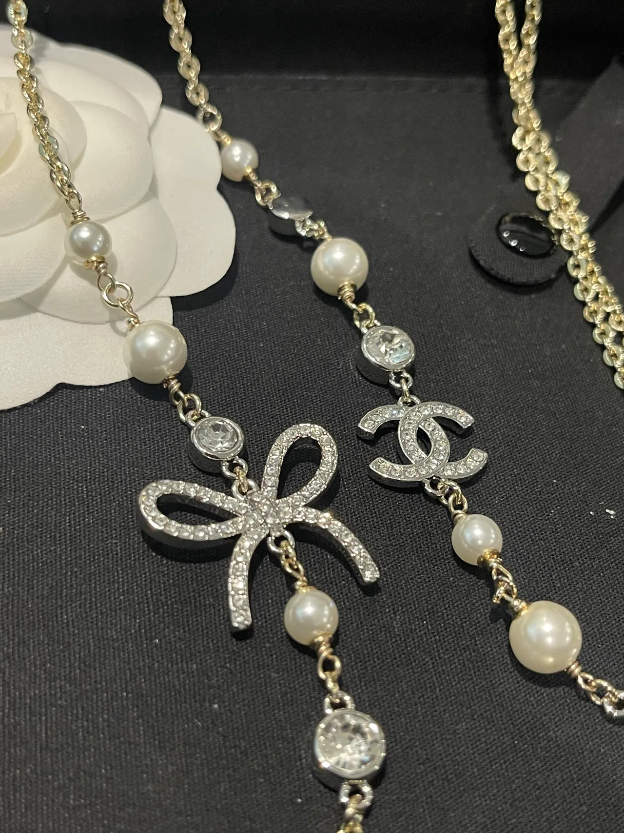 Chanel Colar dourado branco em camadas de pérolas e cristais 5