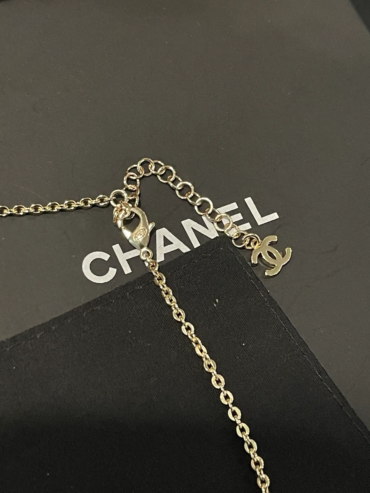 Chanel Colar dourado branco em camadas de pérolas e cristais 6