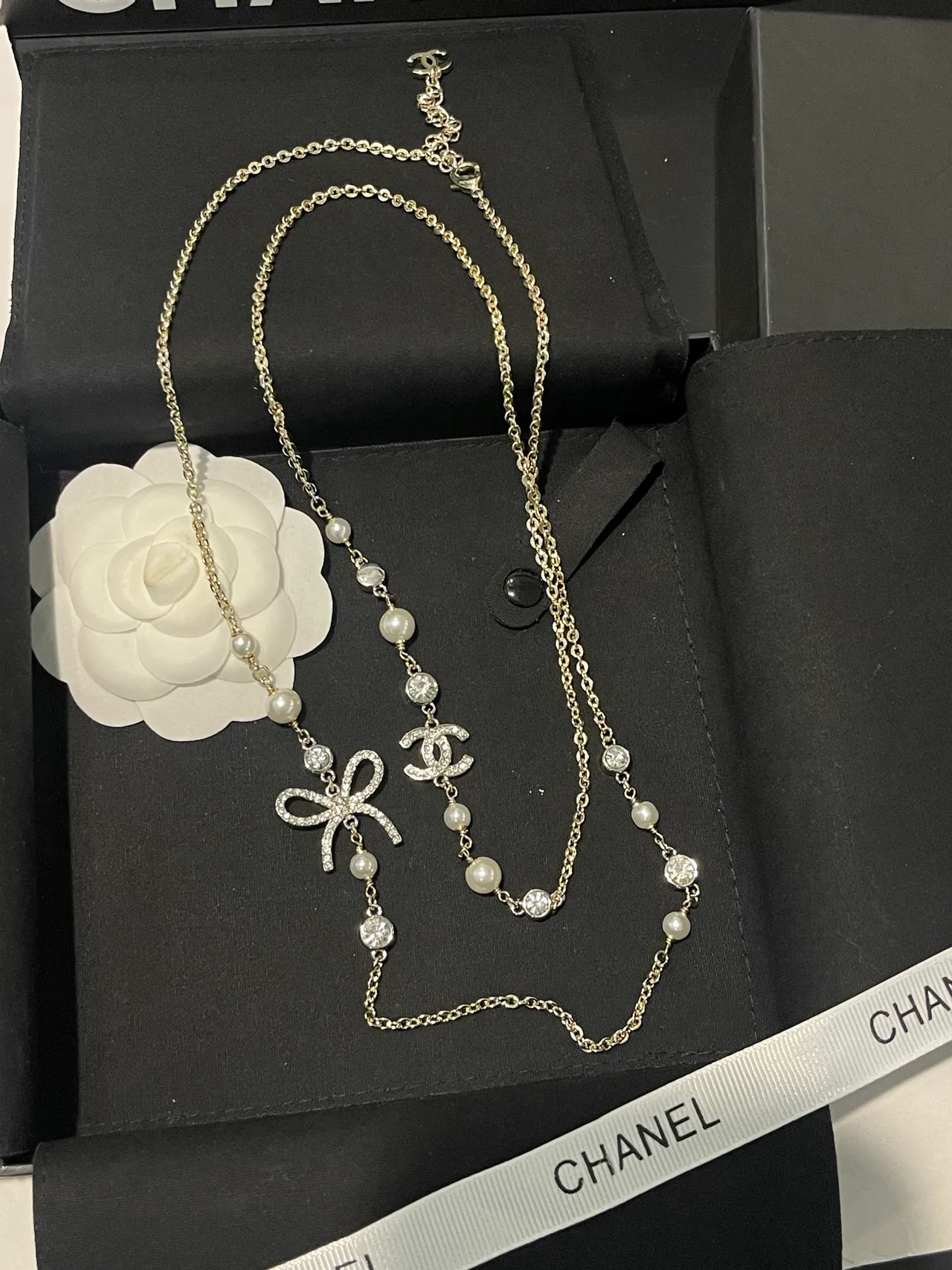 Chanel Colar dourado branco em camadas de pérolas e cristais 7