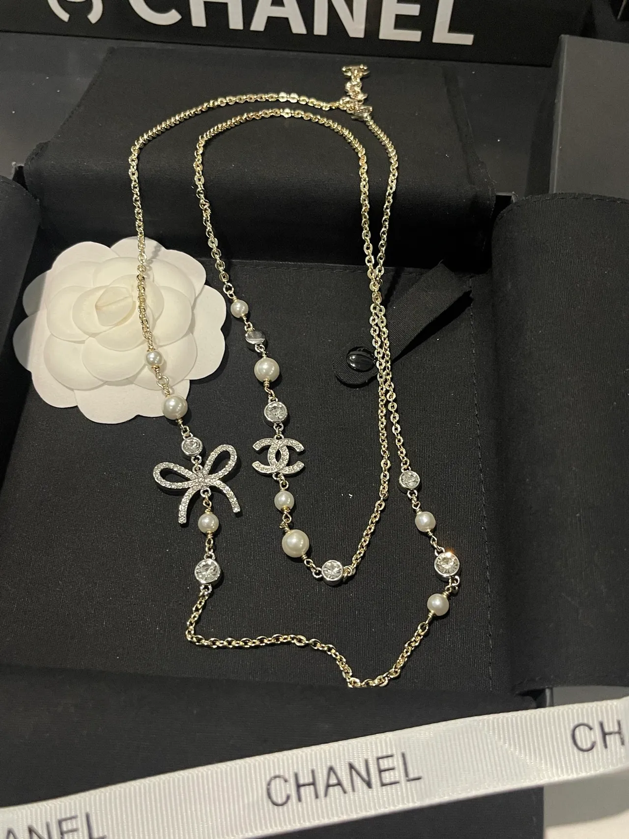 Chanel Colar dourado branco em camadas de pérolas e cristais 8