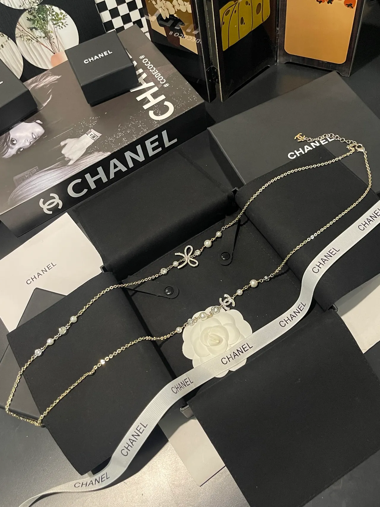 Chanel Colar dourado branco em camadas de pérolas e cristais 9