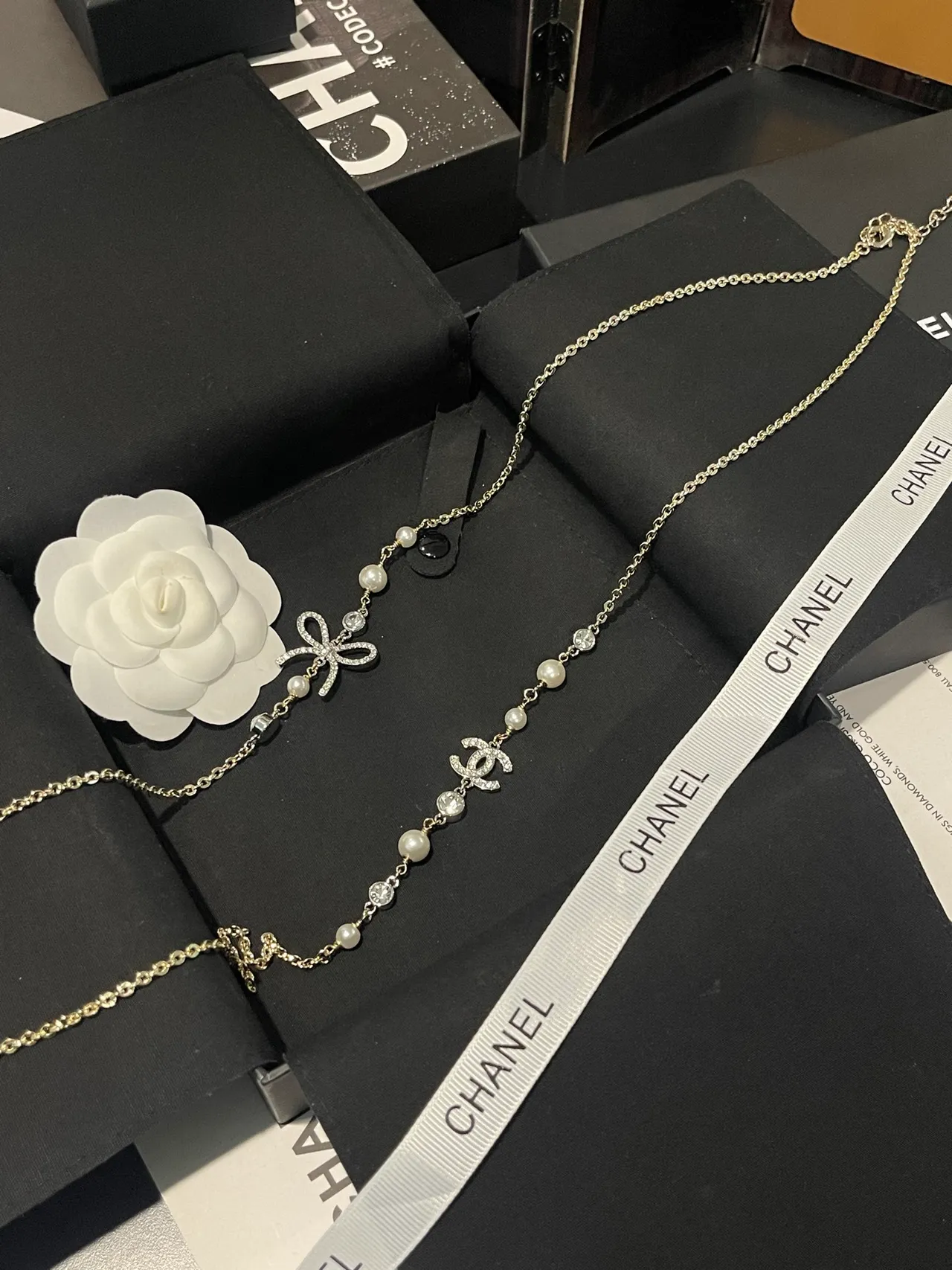 Chanel Colar dourado branco em camadas de pérolas e cristais 10