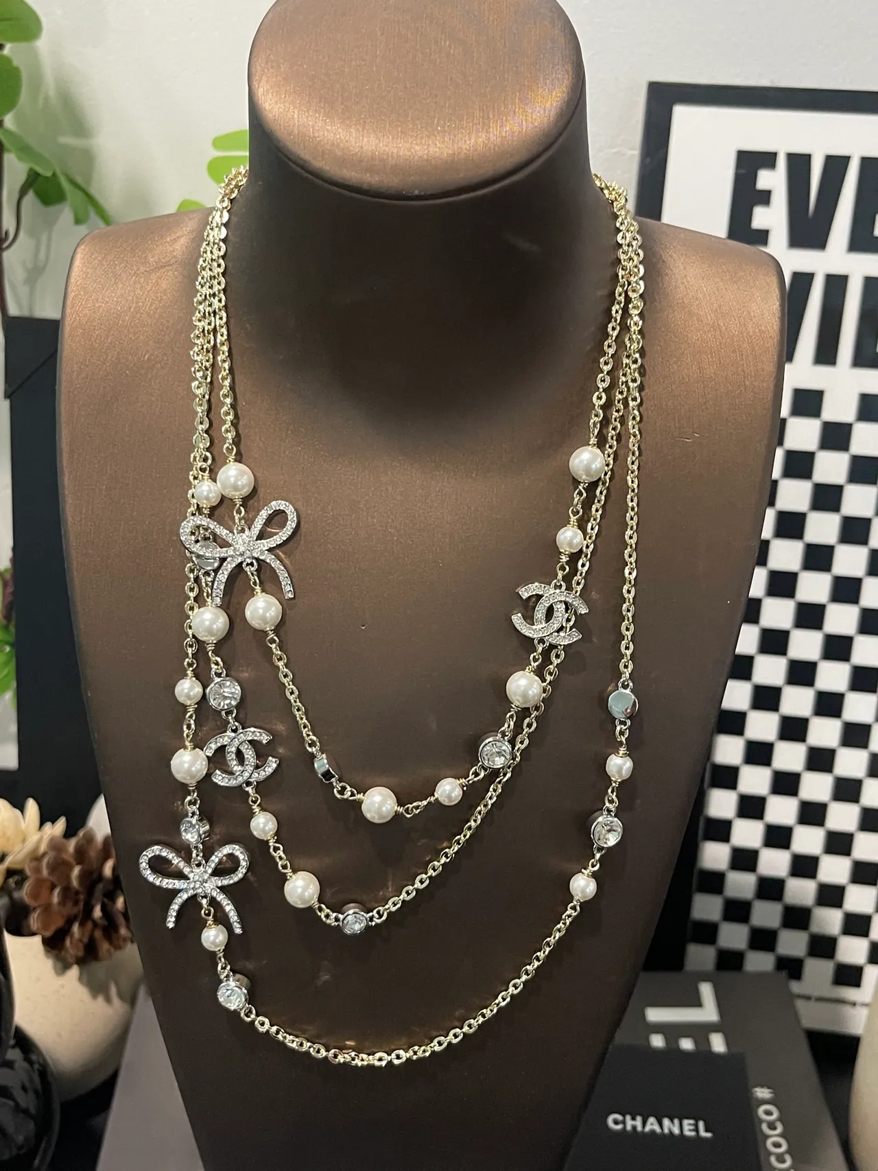 Chanel Colar dourado branco em camadas de pérolas e cristais 11