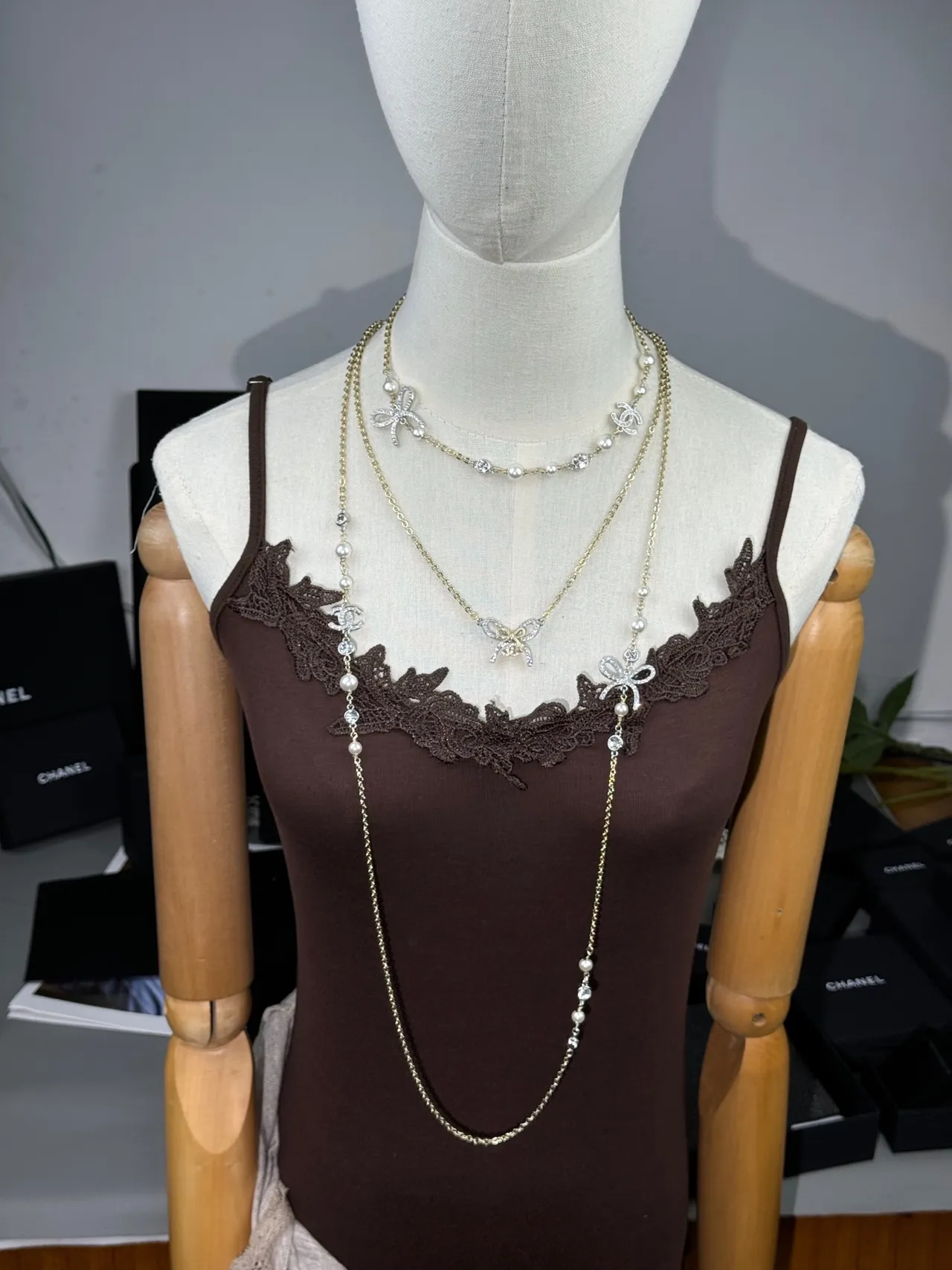 Chanel Colar dourado branco em camadas de pérolas e cristais 12