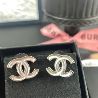 Chanel Interlocking CC स्टड ईयररिंग्स