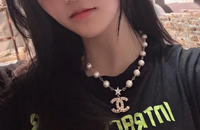 Collar Chanel perlas perladas CC Logo estrella colgante 4