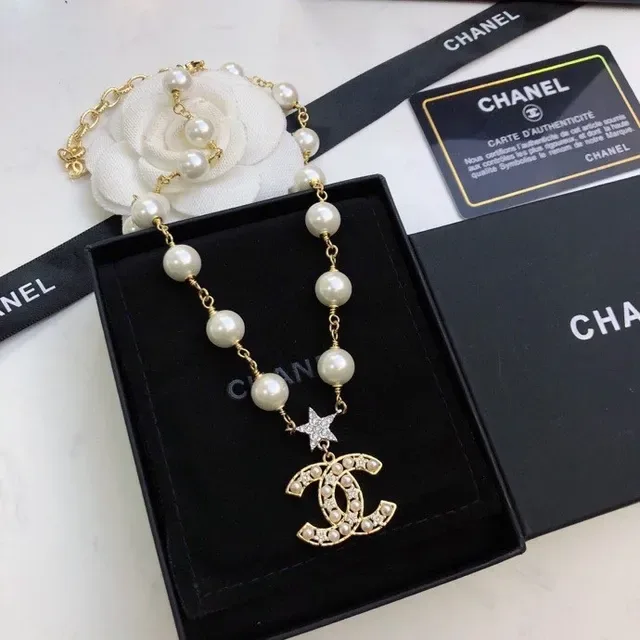 Collar Chanel perlas perladas CC Logo estrella colgante 8