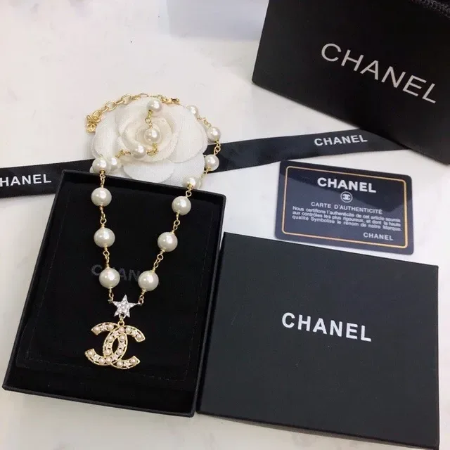 Collar Chanel perlas perladas CC Logo estrella colgante 9