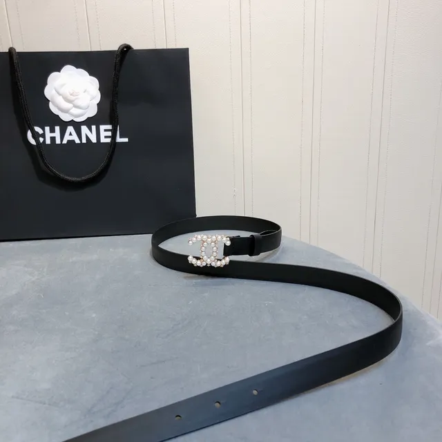 Cinturón Chanel Pearl-Embellished CC Negro Blanco Crystal-Accented de Cuero 2