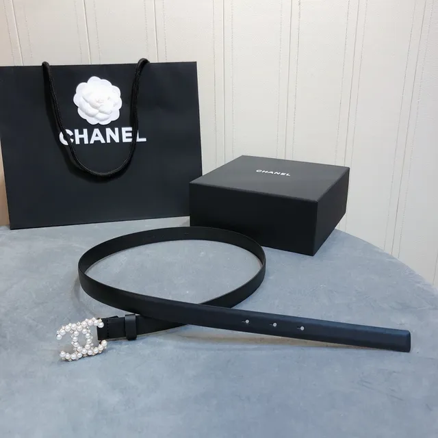 Cinturón Chanel Pearl-Embellished CC Negro Blanco Crystal-Accented de Cuero 4