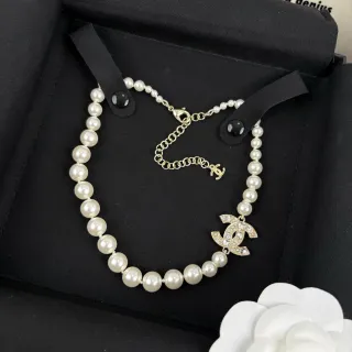 Chanel मोती का हार सफेद सोने का तार क्रिस्टल-जोड़ीदार CC पेंडेंट हार