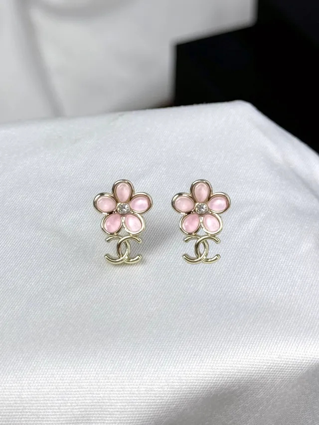 Boucles d'oreilles Chanel en forme de fleur rose et argent avec pétales en émail 2